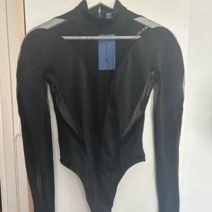 H&M x Mugler body mesh - H&M x Mugler svart body mesh i fint skick, använt fåtal gånger. Limited edition och slutsålt. Storlek 38/S. 