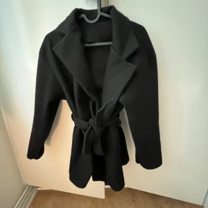 Kort kappa  - Säljer en kort skön och mysig kappa. Storleken är XS, men skulle nog säga att den även passar som S.   Pris kan diskuteras 💕