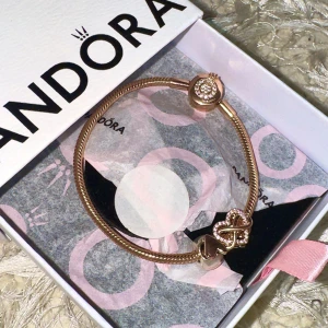 Pandora armband 2 berlocker - rosé guld  - Aldrig använd Pandora armband med 2 berlocker -2800kr  Osäker på storlek, skriv så mäter jag den vid intresse🩷  Orginal pris: 3547kr