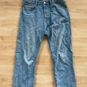 Säljer ett par blå jeans från Weekday i modellen Space Relaxed Straight. De har en avslappnad passform och är perfekta för en casual look. Jeansen är i bra skick och har en klassisk femficksdesign med knappgylf.