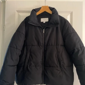 Vinterjacka från veromoda - Säljer denna vinterjacka från Veromoda i storlek 36. Nypris 750 och säljer för 375kr. Kan tänka mig gå ner lite i pris