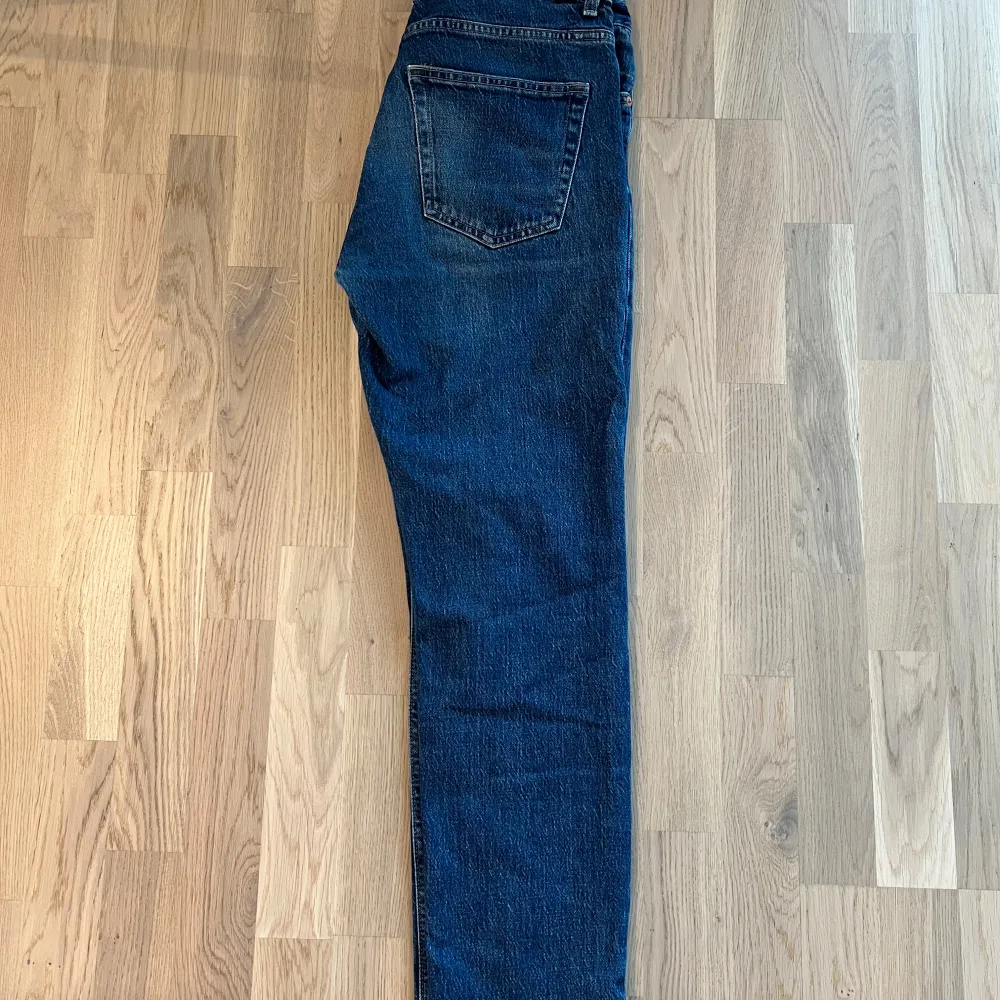 Ett par blåa ”Sunday” jeans från Weekday. Passformen är slim tapered vilket innebär att de smalnar av något vid smalbenen.  Fint skick!  Storlek 31/30. Jeans & Byxor.