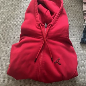 Jordans hoodie - Röd Jordans zip up hoodie, passar S som lite oversized men M passar nog bra. Inget fel på den alls och har använts några gånger. Skriv för frågor osv, Ingen aning vad jag ska sälja för så kom privat🙏🏼🙏🏼
