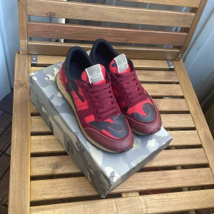 Valentino rockrunners - Storlek 42 men sitter som 43 (defekt vid ena framdelen av skon) Allt og medkommer