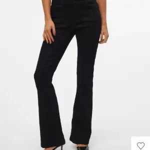 Säljer dessa fina jeans från vero moda💕helt oanvända med lappen kvar storlek:s längd:32