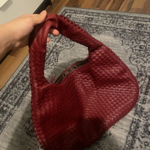 Flätad väska - Väska från YAMZ. Aldrig använd, fint skick, större än på bild och ljusare (se andra bild)💕 