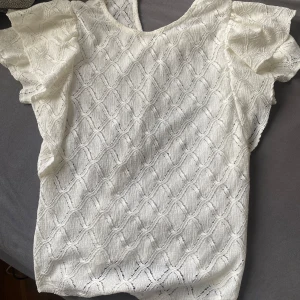 Super söt T-shirt  - Super söt T-shirt med jätte fina detaljer, nästan aldrig använd❣️