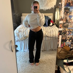 Svarta raka jeans - Säljer dessa svarta raka jeans, nästan lite lätt bootcut från bikbok. Använda fåtalet gånger. Storlek 27. Köp via ”köp nu”🩷