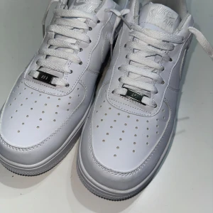 Nike air forces - Helt nya och oanvända, säljs pga fick större storlek än vad jag använder!