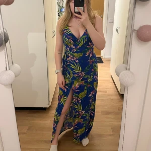 Klänning - Fin mönstrad långklänning med stor slits vid benen och en dragkedja på sidan☺️