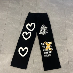 Svarta jeans med mycket tryck  - Bra skick , storlek 10-11 år 