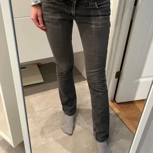 Jeans vila bootcut - Vila jeans svag bootcut. Slitage framsida . Se bild