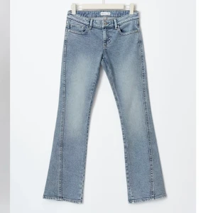 Jeans - Lågmidjade bootcut jeans med fina detaljer på bakfickorna. Aldrig använda. 