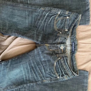 Low waist bootcut jeans  - Superfina jeans som tyvärr är för små för mig! De är i superbra skick 💘 skriv gärna om ni har frågor! Säljer ett par till jeans kolla min profil 🥰