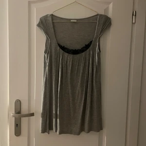 Spets topp - Jättesöt topp som inte kommit till användning. Toppen är lång så den passar fint med en mini kjol eller liknande. 