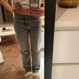 Gråa jeans med hål - Gråa jeans med hål. Väldigt sköna och snygga! 😇