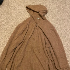 Soft goat Zip - Soft goat tröja, storlek L. Lagat håll i ena armen olagat i andra 