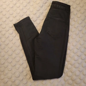 Skinny jeans - Svarta skinny jeans från Bershka. Storlek 36, dock de är små i storlek. Använd 2 gånger.