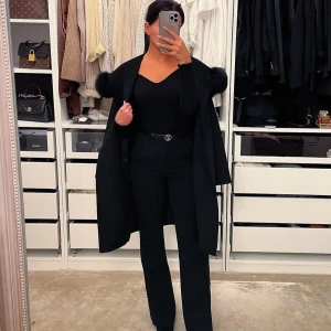 Hollies kappa - Säljer en stilren kappa med äkta päls som knappt har använts. Den är i perfekt skick utan några defekter. Kappan kommer från ett rökfritt hem och det har inte funnits några djur i hushållet. Köpt i NK Göteborg, kvitto finns!