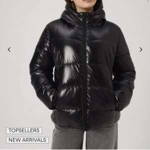 ‼️INTRESSE KOLL‼️ - jag funderar på o sälja denna LMTD maya jacka då jag tyckte den va lite för stor för min smak, storlek 170-176 och är slutsåld nästan överallt och köptes förra veckan använt 1 gång! Ge prisförslag, kostar 799 som ny. Så inte under 500kr!‼️😊🥰