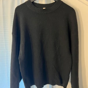 Stickad tröja  - Stickad tröja från Nelly. Lite nopprig men inget som syns mycket alls. Annars superskön tröja som inte sticks!