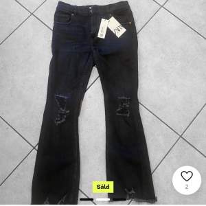 Säljer ett par snygga svarta bootcut jeans från zara ❤️ Aldrig använda med lappen kvar❤️ säljer då de tyvärr är för korta på mig ❤️LÅNADE BILDER ❤️ Så fråga om ni vill ha fler ❤️