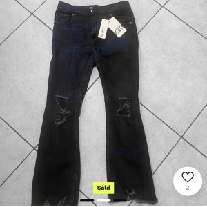Svarta bootcut jeans med slitningar - Säljer ett par snygga svarta bootcut jeans från zara ❤️ Aldrig använda med lappen kvar❤️ säljer då de tyvärr är för korta på mig ❤️LÅNADE BILDER ❤️ Så fråga om ni vill ha fler ❤️
