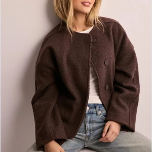 Brun jacka från nelly - Slutsåld jacka från nelly, nypris 799, använd ca 2 gånger 