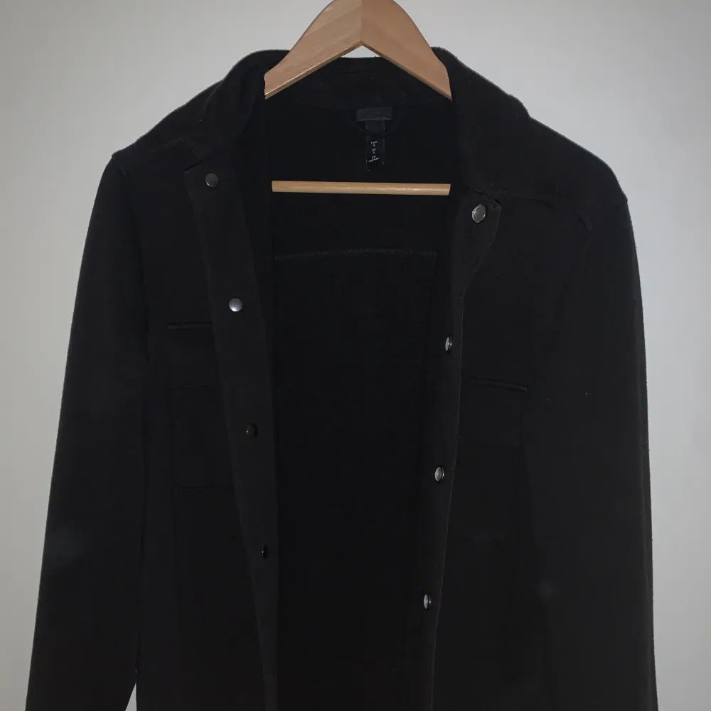 Hej, nu säljer vi en cardigan från HM i väldigt bra skick. Den är i storlek S. Priset på den här är endast 199kr. Hör av er vid fler frågor eller funderingar. Pris kan diskuteras vid snabb affär. . Takit.