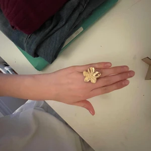 Guldblom ring - Superfin ring❤️ fråga gärna frågor