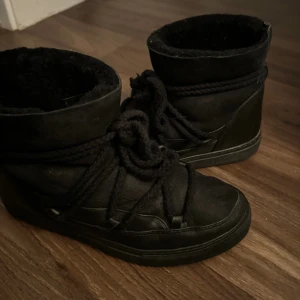 INUIKII - säljer ett par svarta inuikiis som är endast använda fåtal gånger under en vinter men väldigt fräscha och fortfarande väldigt mjuka inuti . Storlek 40. Finns fler bilder privat🤍Priset går att diskuteras vid snabb affär 🤍