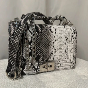 Axelremsväska  - Axelremsväska från Gina Tricot. 