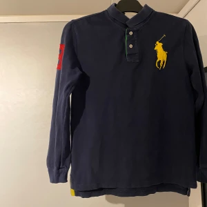 En snygg Ralph lauren piké - Ralph lauren lång-armad piké i storlek L men är väldigt liten i storleken. Jättefint skick och är inte använd mycket.