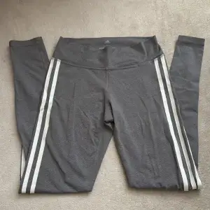 Fina adidas leggings i storlek S. Köpta från Zalando.