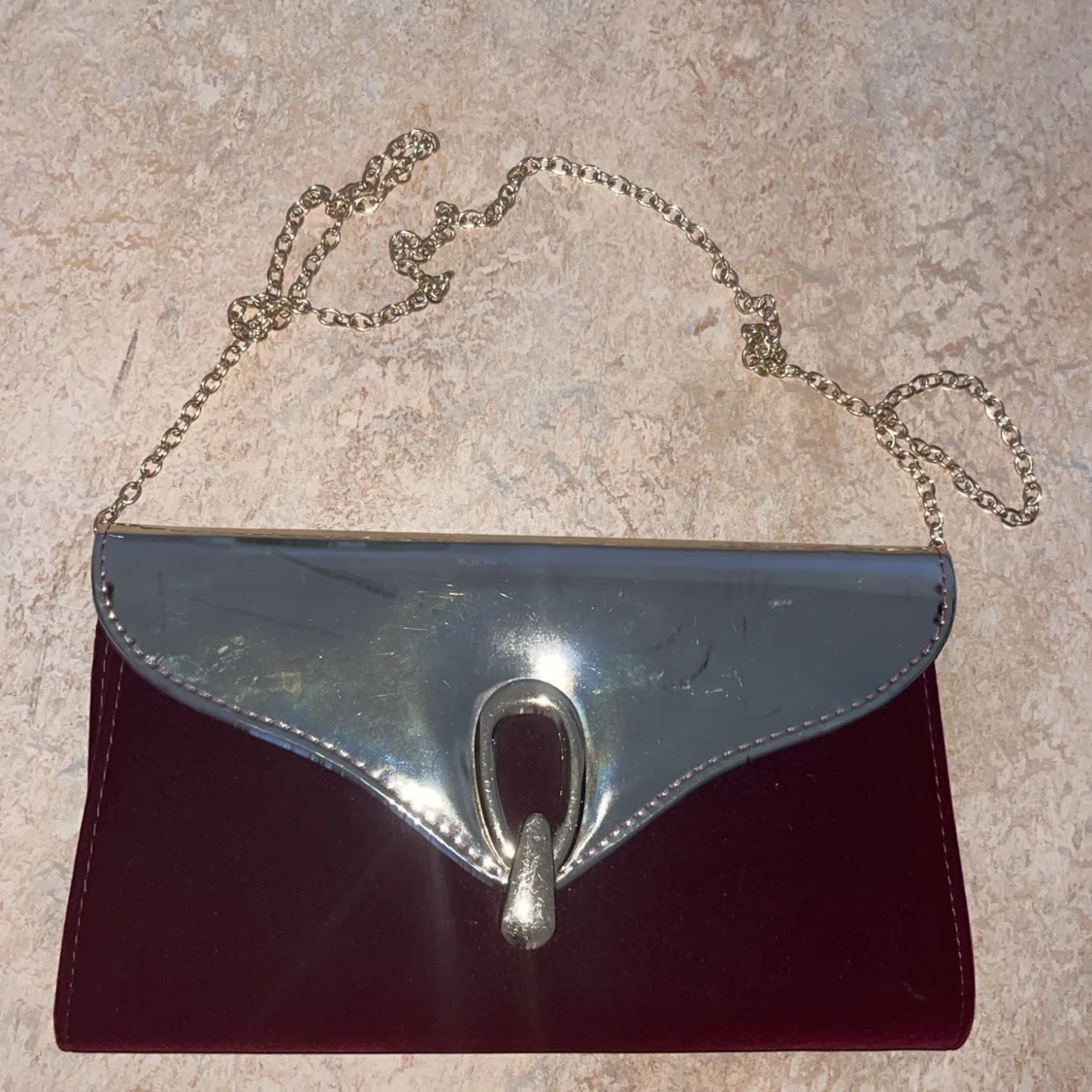 Vinröd kuvertväska med guld detaljer 