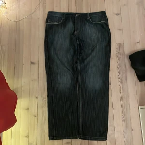 Baggy jeans från bros - Snygga mörkblå baggy/straight jeans nice design på fickorna och ass snygg wash 🙏🙏