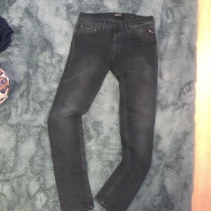 Replay jeans gråa - Snygga replay jeans har snygg passform o e riktigt sköna så kan vara bra tilllägg till garderoben 