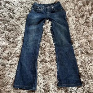 Blå bootcut jeans - Snygga bootcat jeans. Midjamått är 33 cm hela vägen och innebenslängd är 75 cm