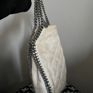 Vit limited Stella McCartney väska - Smutsig (därav priset) men går säkert att tvätta! 