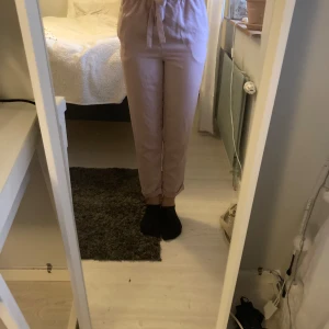 Rosa byxor med knytband - Säljer ett par super fina rosa byxor med midwaist och knytband. De är aldrig andvönda ändats testade då jag köpte dem nya för ett par år sedan men glömt bort dem. Finns 2 fickor på sidorna💗 Ny skick