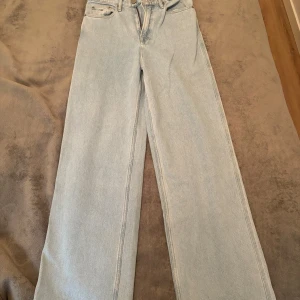 Tommy Jeans ljusblå jeans, storlek 27 /32 - Tommy Jeans ljusblå jeans, storlek 27 /32. Snygga Tommy Jeans jeans i en ljusblå färg. De har en rak benform och en hög midja. De är i gott skick och har inte använts mycket. Använd bars en gång.