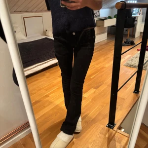 Svarta flare jeans - Snygga svarta flare jeans med låg midja. Perfekta för en stilren look. De har en klassisk design med knappar och dragkedja framtill. Kom privat om du har några frågor ! 💕