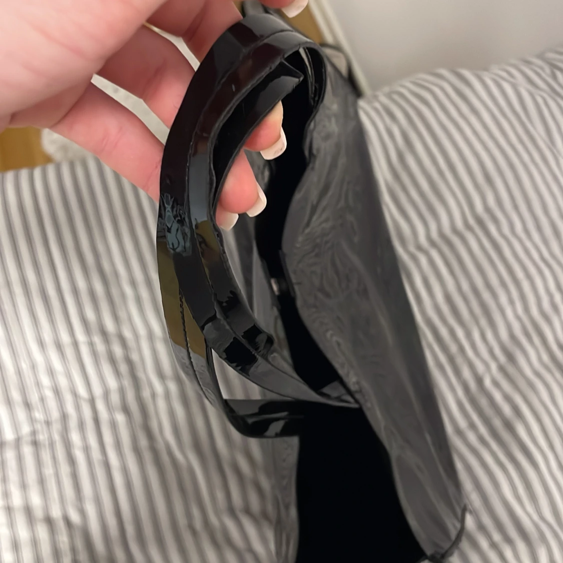 Svart glansig axelväska - 90