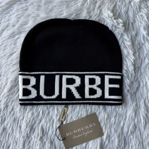 Svart burberry mössa  - Hej jag säljer eftersom själva mössan passar inte mitt huvud form så säljer den behöver pengar, helt ny med tag pris kan diskuteras,mvh yad inte använd endast testad