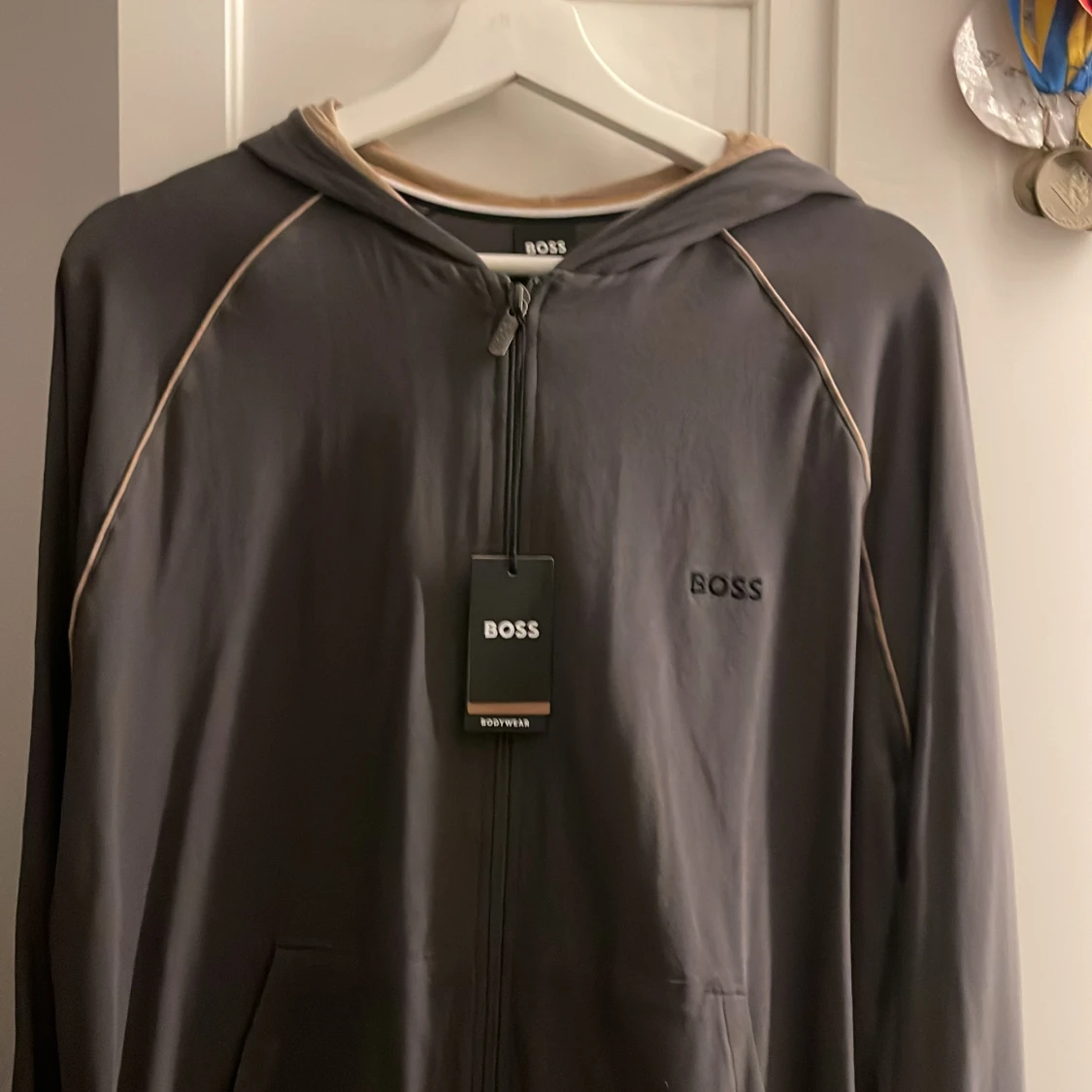 Grå hoodie från Boss - 90