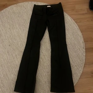 Svarta bootcut byxor från Nelly - Säljer mina svarta bootcut skinnbyxor från Nelly med låg midja, då dom var för thigta på mig. Har storlek 36 och dom är använda en gång så är i princip nyskick💗