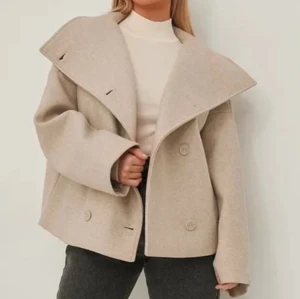 Beige kappa från nakd - Använt och är lite smutsig men inga större defekter! Skriv för fler bilder