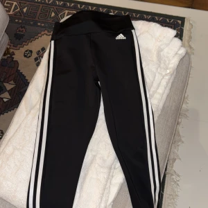 Svarta leggings från Adidas - Snygga svarta leggings från adidas. Perfekta för träning och är bekväma att bara ha på sig på en avslappnad dag. Endast ett fåtal gånger och är som nya! 