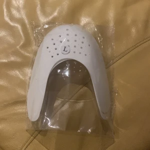 Creaseskydd - Praktiskt vitt skoinlägg/creaseskydd i storlek L, designat för att ge extra komfort och stöd. Perfekt för att hålla skorna i form och förhindra veck. Passar 41-47