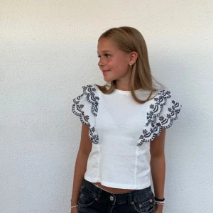 Zara blus - Säljer min jätte fina zara blus i strl 140 men den är lite utstrechad 💞 as coola och snygga, passar till jeans och kjol🥰